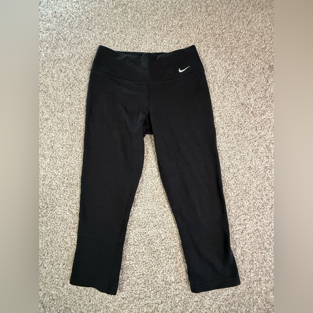 Nike Dri-Fit Black Cropped Leggings Women’s Small
Classic black cropped leggings